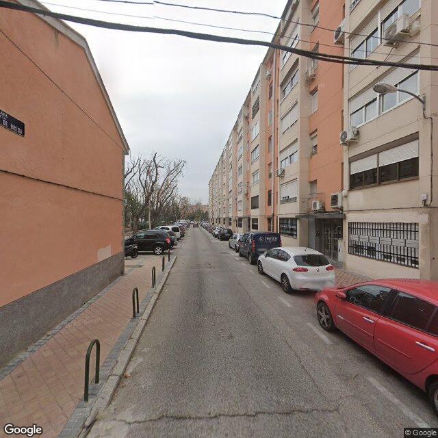 Pl. Rendición de Breda, Carabanchel, 28025 un edificio viejo un piso donde no lo reforman todo casi malogrado como que asumiendo que tenemos que comprar Madrid