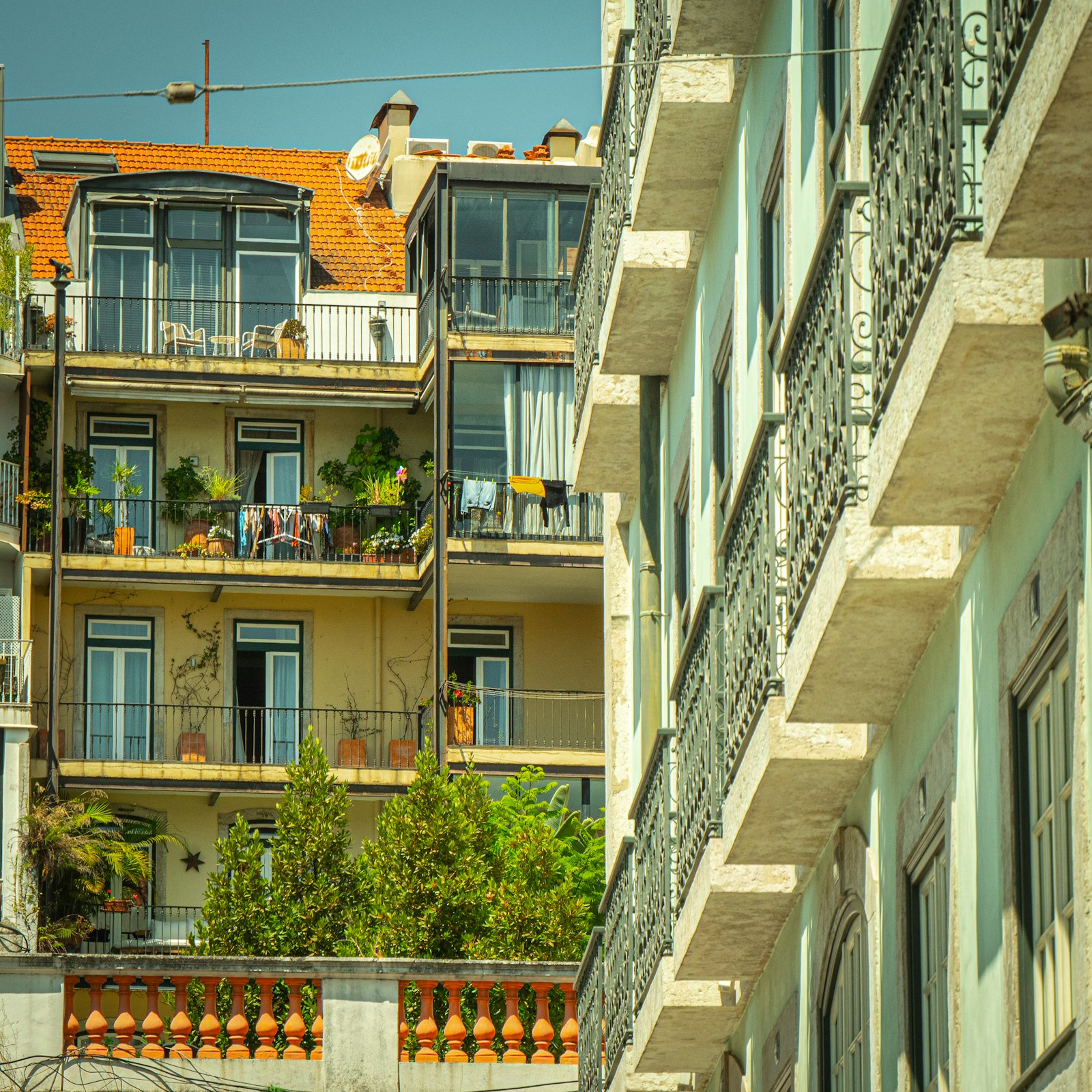 Fachada con balcones de un edificio de viviendas en alquiler